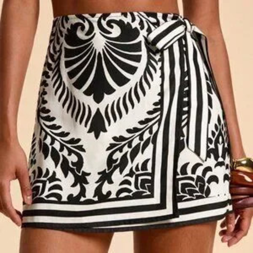 Black and White Boho Women's Side Knot Wrap Mini Skirt with Plant Print